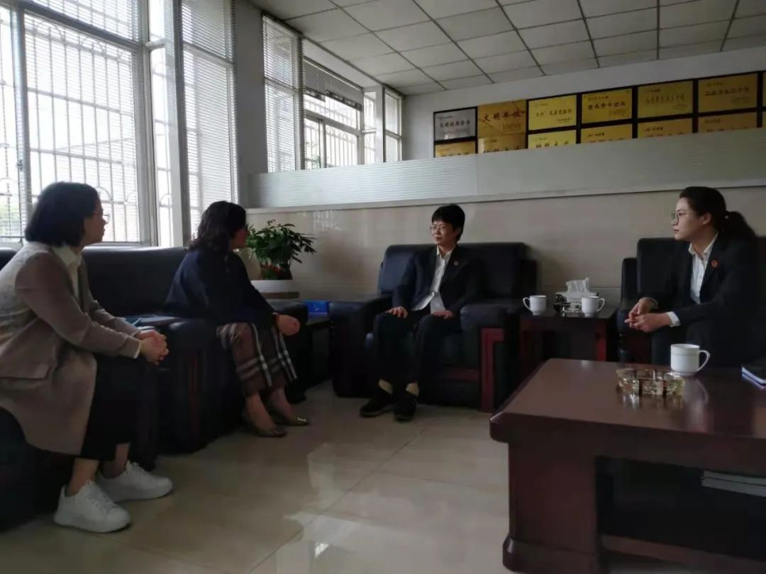 Der Vollzeitrichter Zheng Yuqing und der Präsident Du Hangli vom Volksgericht Shengzhou kamen zu unserem Unternehmen, um unsere Arbeit zu leiten