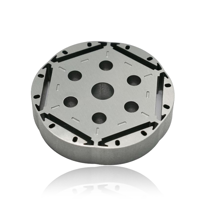 Wie beeinflusst das Design des Statorkerns eines Automobilmotors die vom Motor ausgehenden elektromagnetischen Störungen?