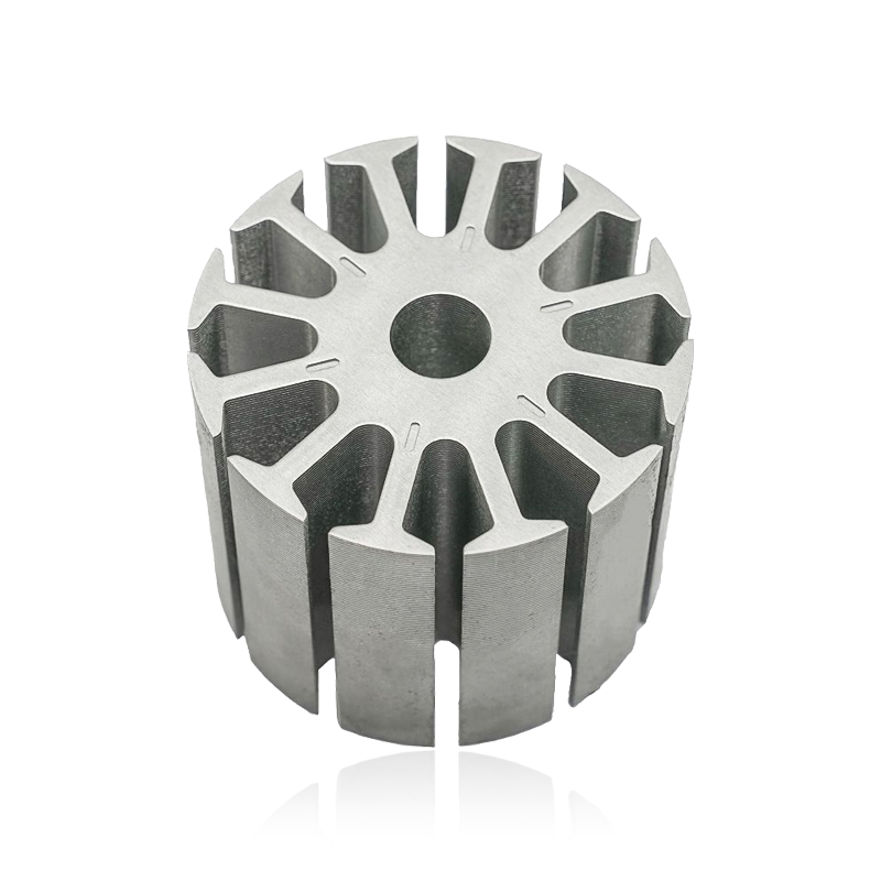 Wie tragen der Stator und Rotorkern des Wasserpumpenmotors zur Drehmomentstabilität und zum reibungslosen Anlaufverhalten des Wasserpumpenmotors bei?