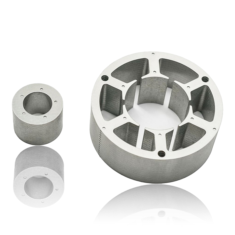 Wie interagieren der Stator und der Rotorkern des Wasserpumpenmotors mit Kühlsystemen wie flüssigkeits- oder luftgekühlten Gehäusen, um bei intensivem Betrieb ein optimales Temperaturgleichgewicht aufrechtzuerhalten?